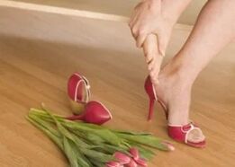 Douleur dans les jambes des talons qui marchent